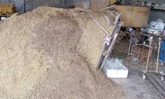 如何掌握食用菌培养料的含水量，如何计算？