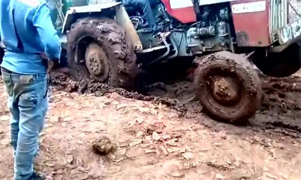 拖拉机在泥泞道路行驶